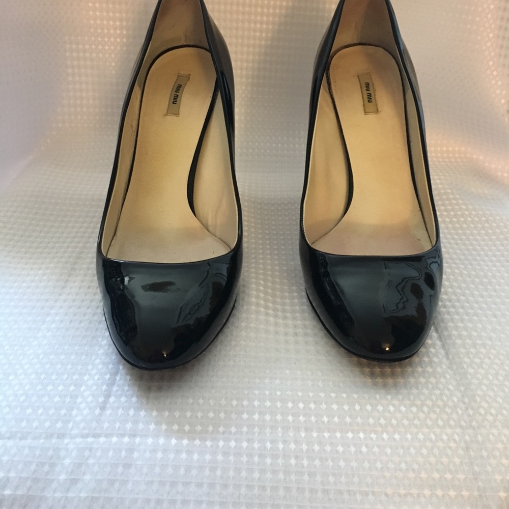 Miu Miu Black/White patent leather pumps - Picture 2 of 3